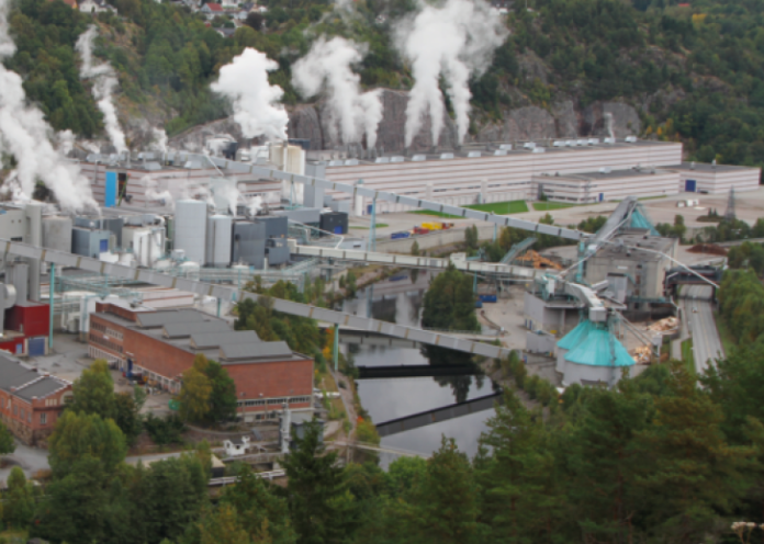 STOR OG TRADISJONSRIK: Fabrikken ved Tista i Halden ruver godt i landskapet og har en lang historie. Her har det vært produsert tremasse siden 1888 og papir siden 1915.